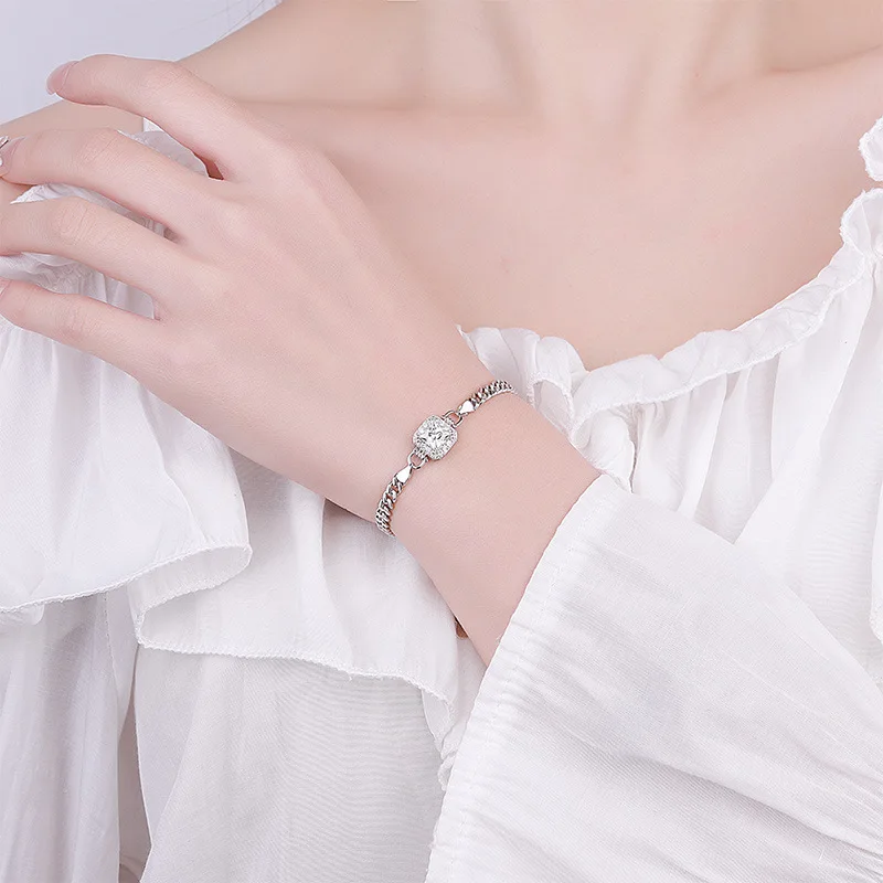 Женский браслет с муассанитом из серебра 925 пробы