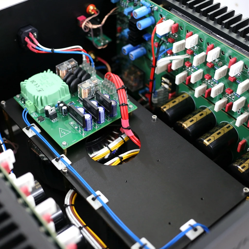 Двухканальный усилитель мощности MASTER класса A Post A9.4 полностью симметричная схема