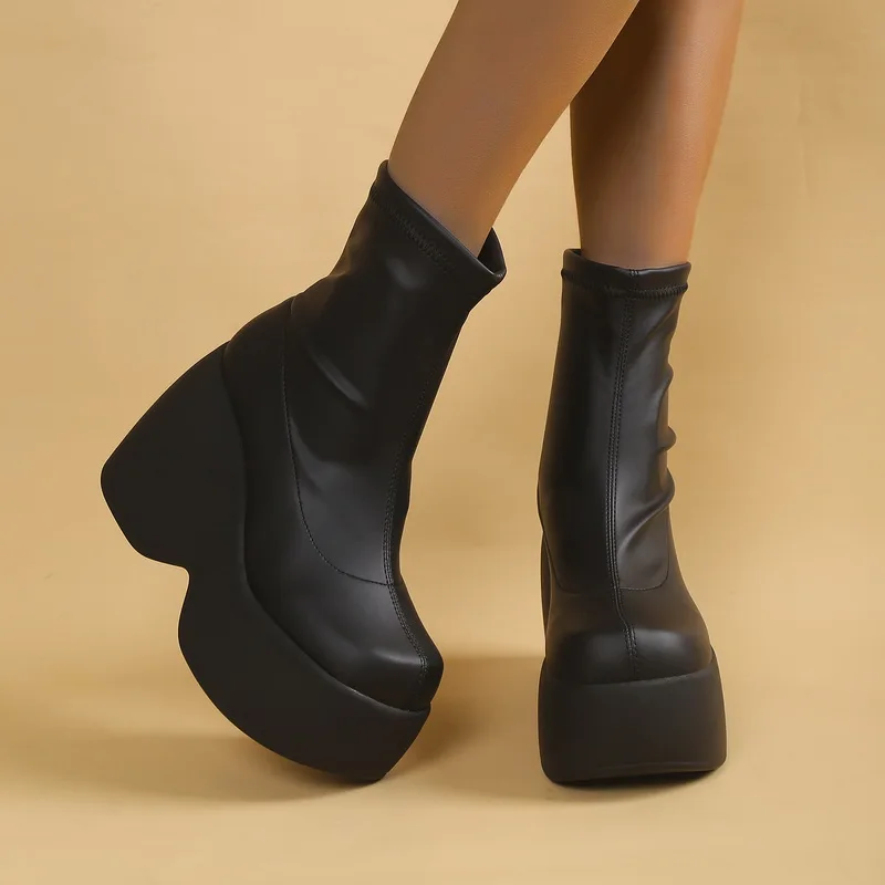 Женские ботинки до середины икры высокие мотоциклетные на массивной платформе