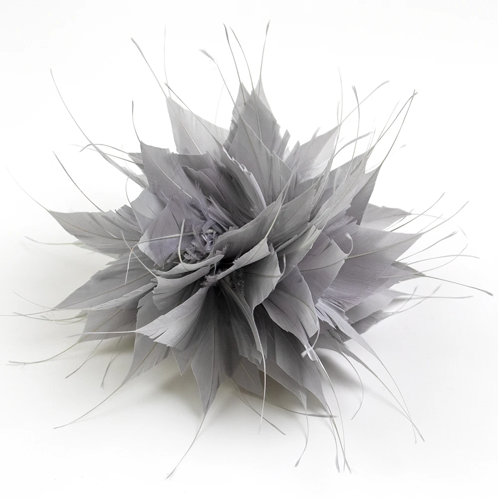 

Gray Feather Fashion Scarf Buckle Brooch Clip Wedding Lapel Pin Brooch Jewelry Plumes Flower Badge Pin for Women Girl Decoration