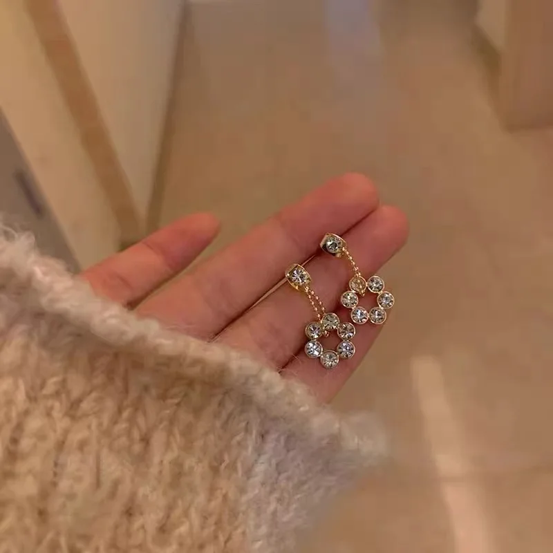 

сережки женские серьги тренд 2022 тренд новинка серьги дРоскошные модные висячие серьги с цветами и кристаллами циркония для женщин эффектны...