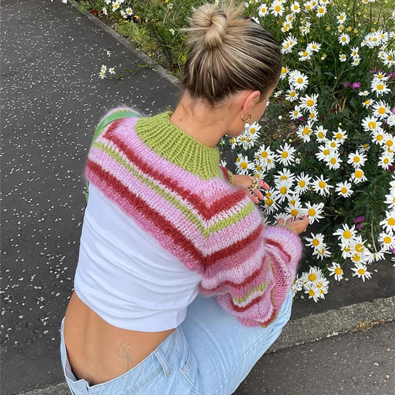 Женский трикотажный свитер в полоску Укороченный джемпер с круглым вырезом и