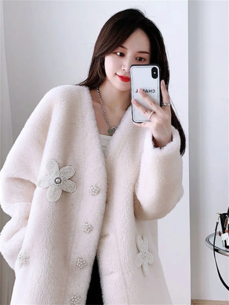 Fur Coat Women 2022 Autumn Winter New Fashion Pearl Flower Button Fur Lamb Wool Coat V-neck Long Sleeve Jacket Outer Wear N1501