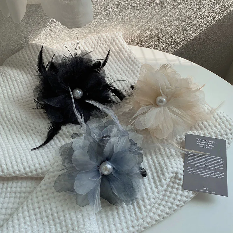 

2023 Summer New Trend Resin Feather Flower Shark Clip Birthday Party Performance Grab Clip Women's Elegant Hair Accessories Gift