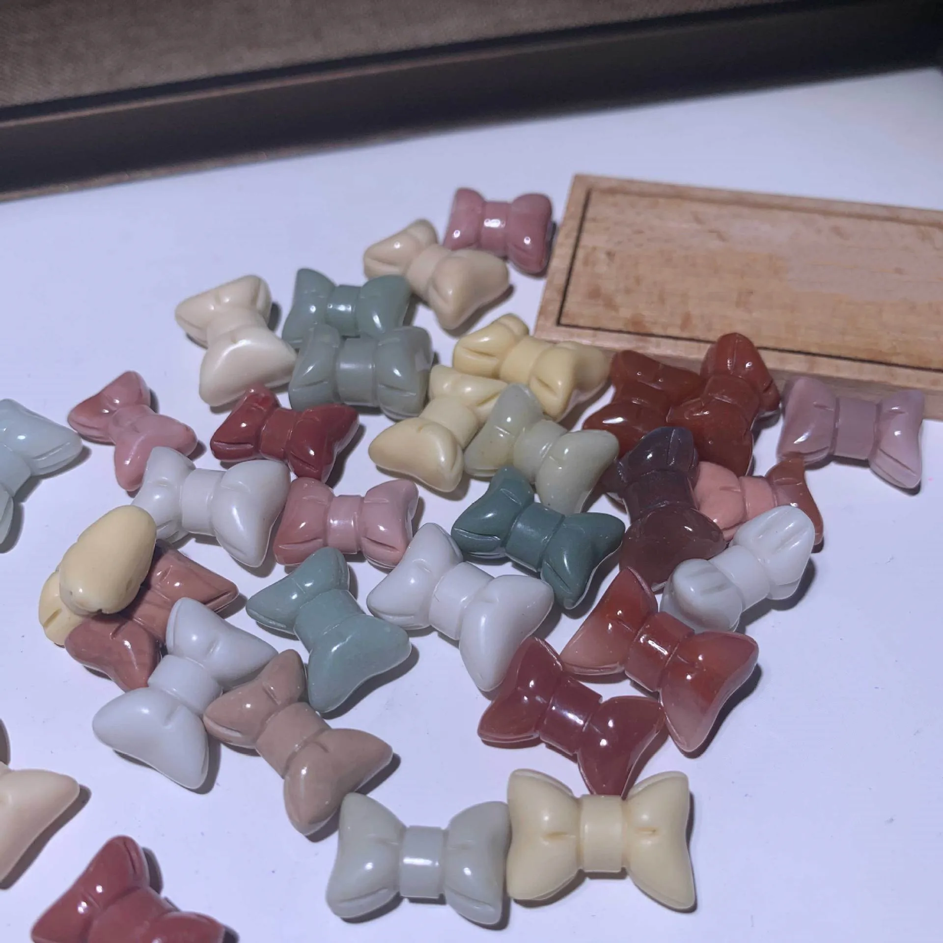 

10PCS Cute Natural Alxa Agate Carved Bow Beads Pendant Handmade Healing Gem DIY Accessories For jewelry making design wholesale