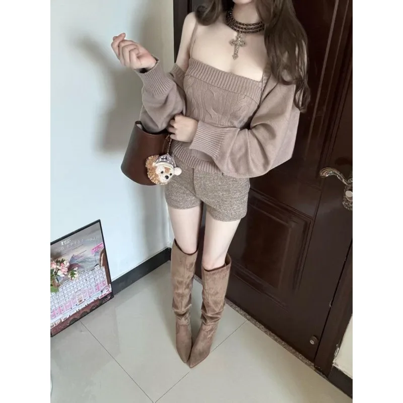 Фото Модный костюм Desire Style: Новинка осенне-зимнего сезона – вязаный комплект из двух предметов с узором «косичка», приталенный, с рукавами-фонариками и шалью №1