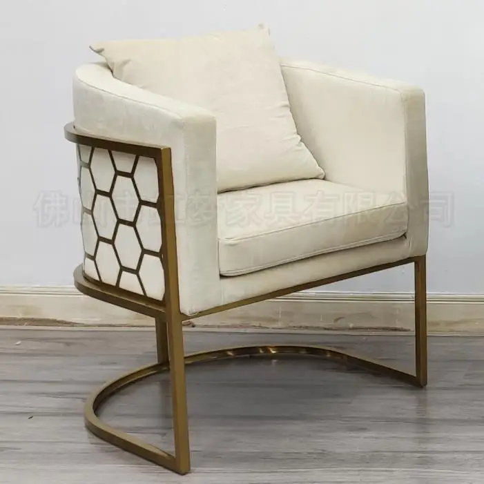 Северная гостиная: тканевое кресло для отдыха в стиле легкого роскоши, простая и комфортная мебель с подлокотниками.