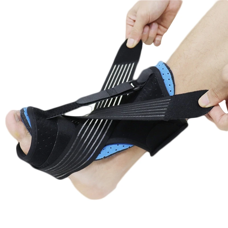 Регулируемый ортопедический поддерживающий корсет для стопы с упором на свод стопы и эластичным поясом при плантарном фасциите.