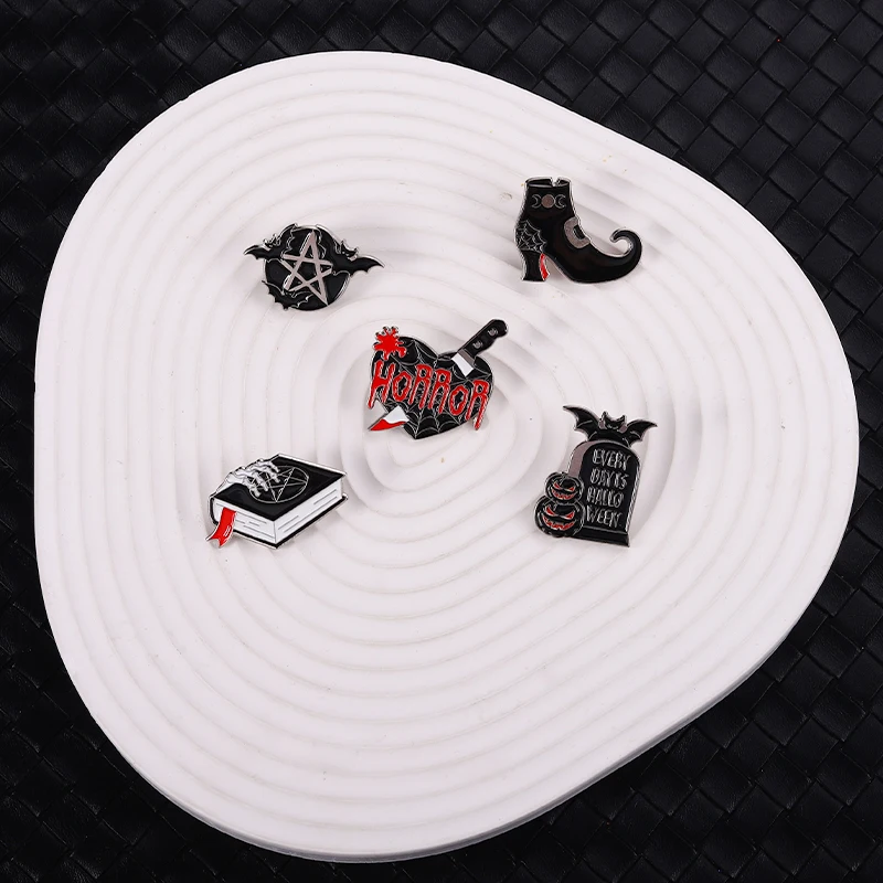 Оптовая цена на каждый день эмалированные заколки Хэллоуин кинжал ведьма книга