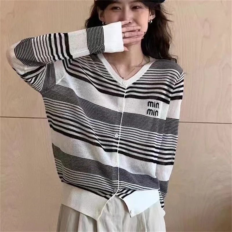 

2023 early autumn new soft waxy V-neck long sleeve collision color striped knitted cardigan women all match woolen blouse