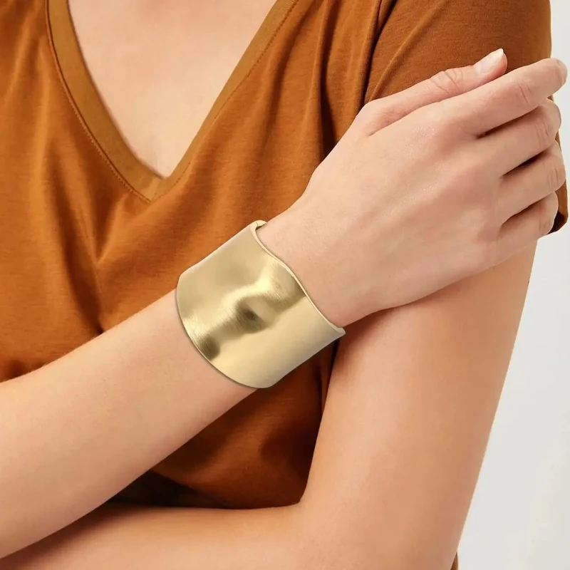 Женские открытые браслеты