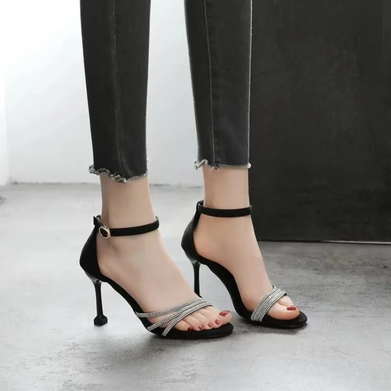 In The New Summer Of 2023, The Korean Version Of Elegant Open-Toed High Heels With Rhinestones Buckle With Women'S Sandals.