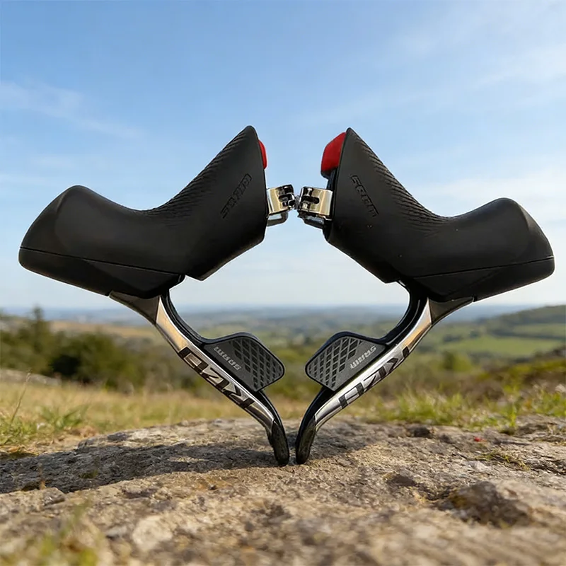 Фото Комплект электронных переключателей и тормозов SRAM RED D1 AXS 2x12 скоростей для шоссейного велосипеда с гидравлическими дисковыми тормозами и новым масляным шлангом №1