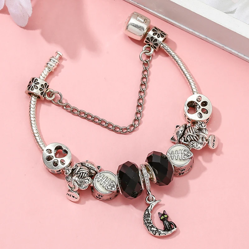 Женский браслет с подвеской в виде сушеных рыбок и кошек