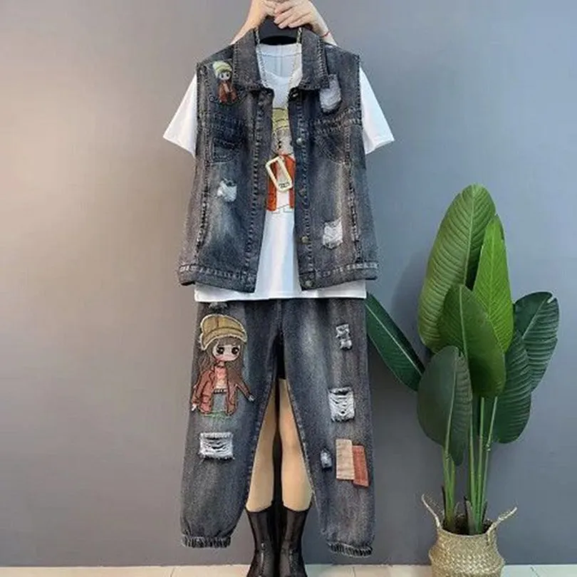Джинсовый жилет с мультяшным принтом белая футболка коротким рукавом рваные