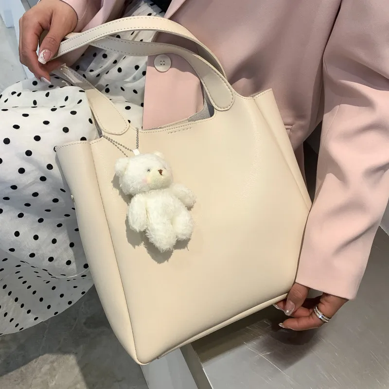 

Big Solid Color Tote Bags for Women Luxury Soft Leather Shoulder Bag Bear Decoration Shopper Bag New Casual Design Lady Handbags