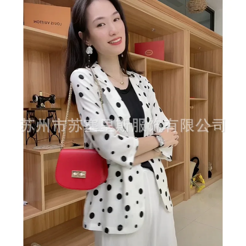 Женский короткий костюм из шелка тутового шелкопряда черно-белый в горошек с