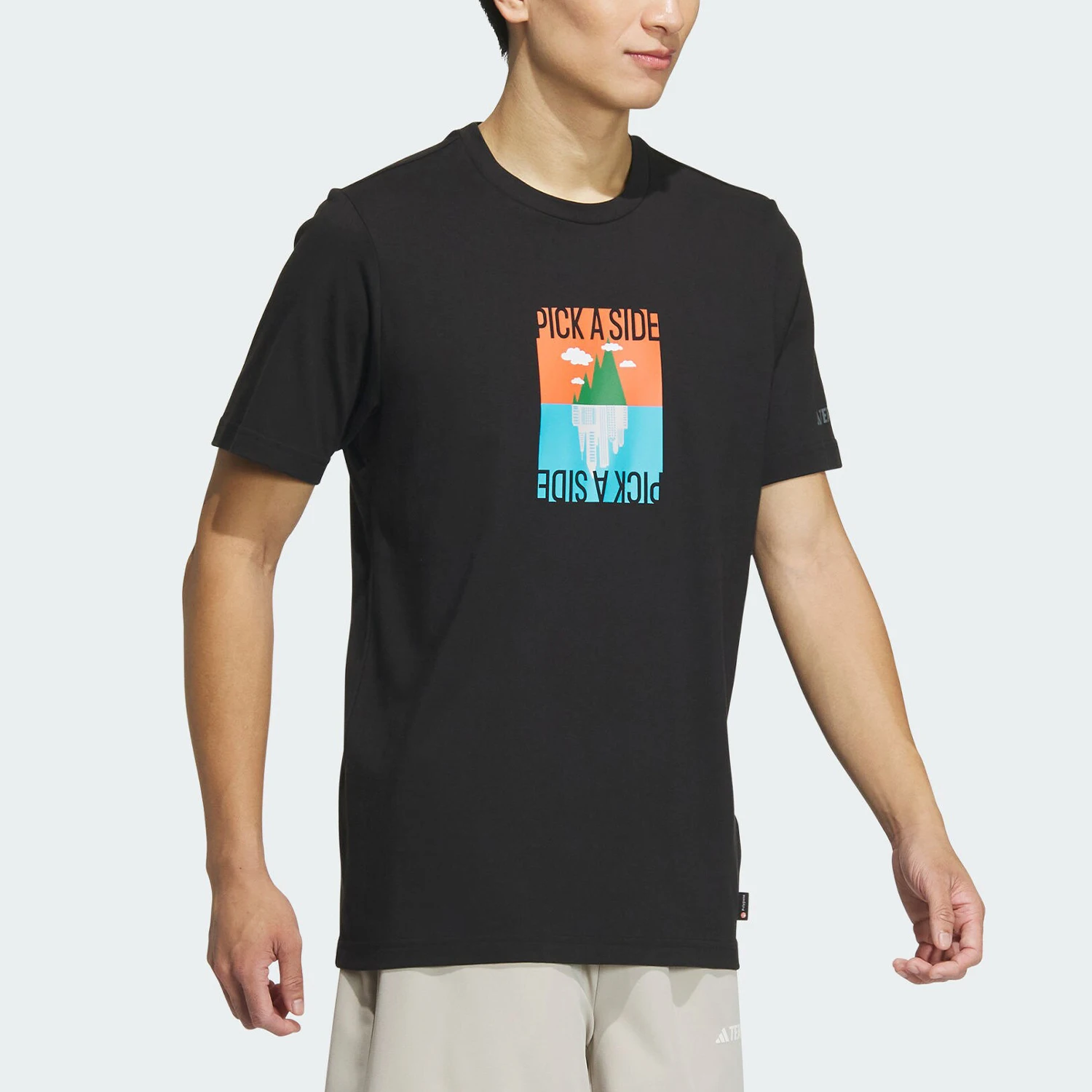 Фото Оригинальная мужская футболка Adidas GFX SS TEE 180 для занятий спортом на открытом воздухе, модель IS0274. №2