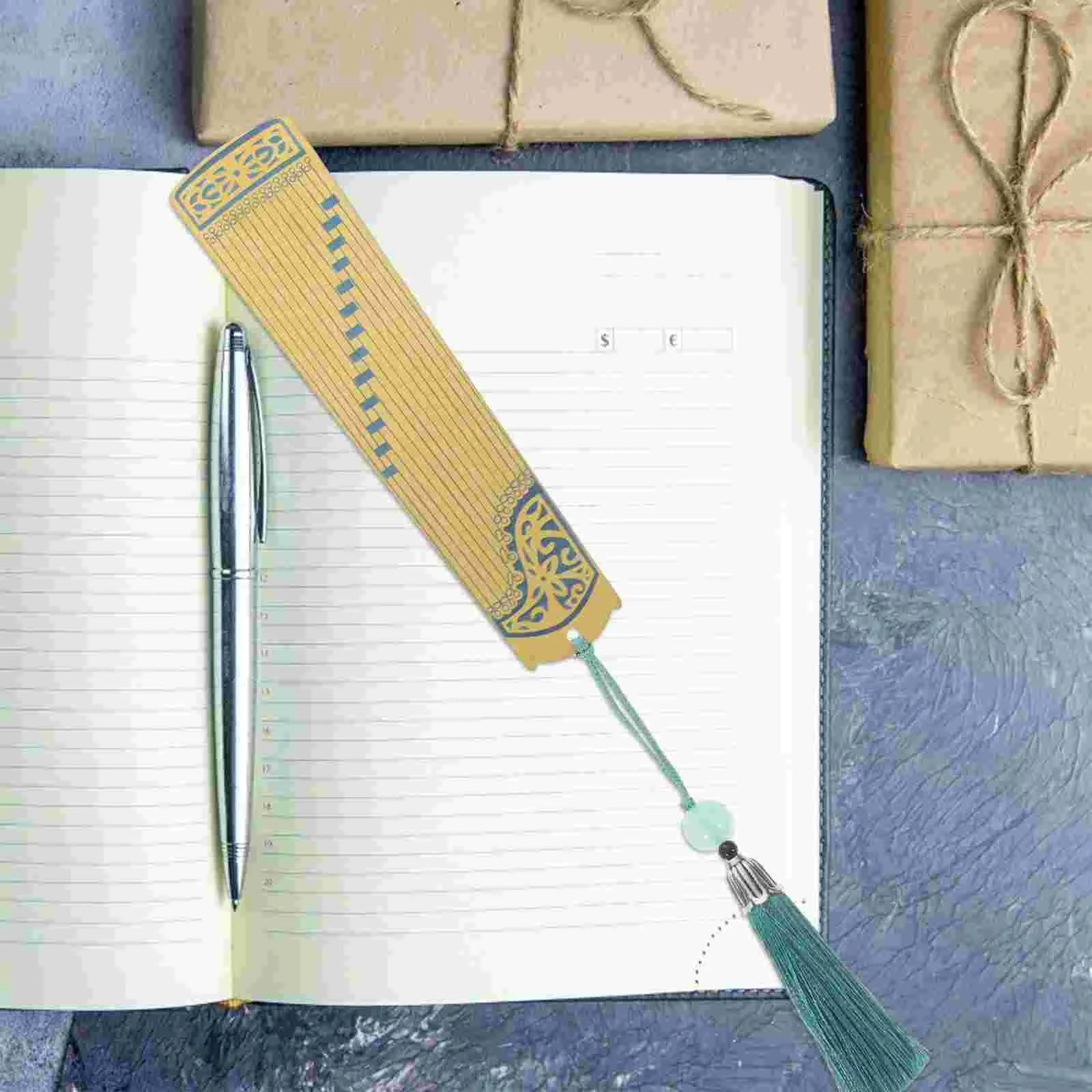 Рисунок 6 - Элегантное металлическое украшение для книг