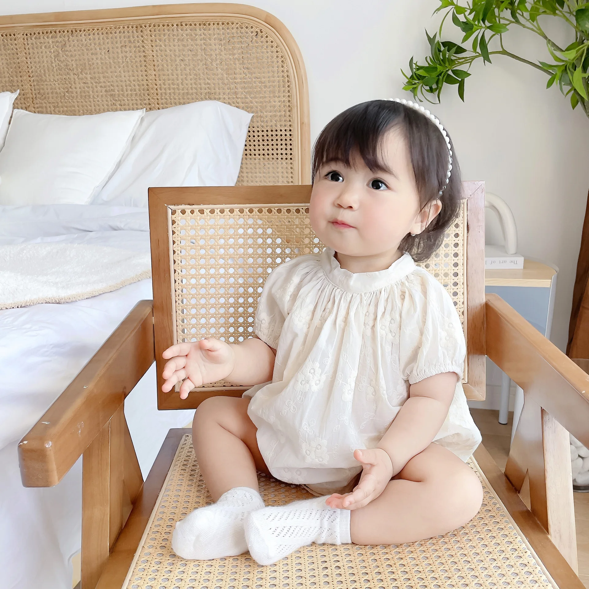 Детский летний комбинезон из муслина с жаккардовым узором и вышивкой