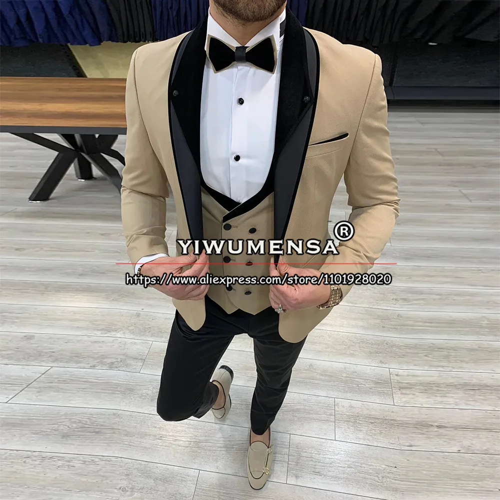 

Костюм-смокинг мужской зауженный, из трех предметов