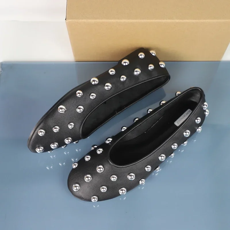 Дизайнерская весенняя женская повседневная обувь с черными заклепками из мягкой