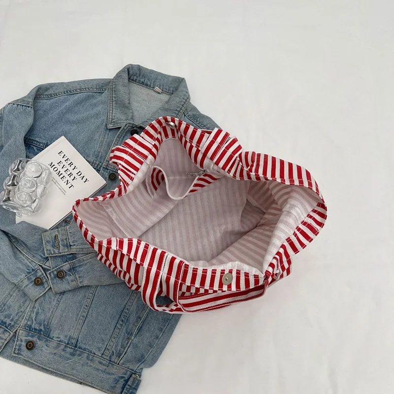 Холщовая сумка на плечо в красно-белую полоску женская с буквенным принтом