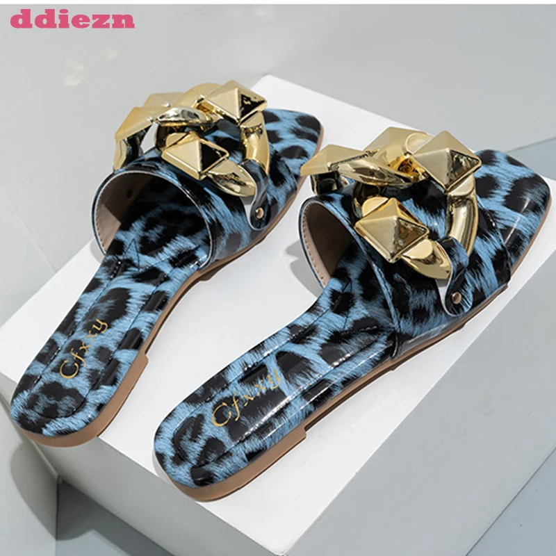 

Сланцы женские для дома и пляжа, повседневные шлепанцы с металлическим украшением, плоская подошва, сланцы, модная обувь, 2023