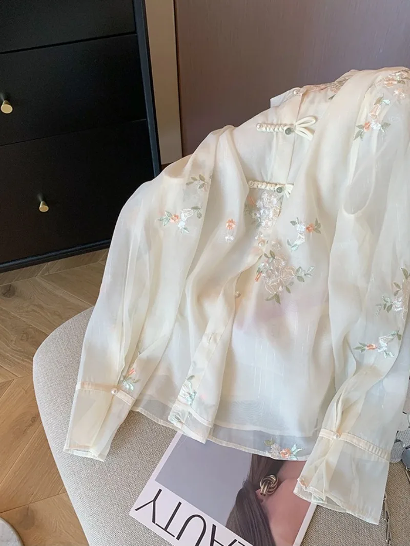 Женская блузка в китайском стиле с вышивкой