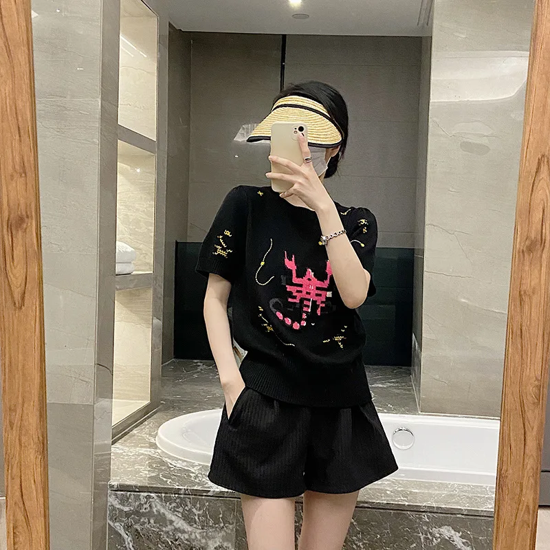 Рисунок 4 - Женский трикотажный свитер с вышивкой