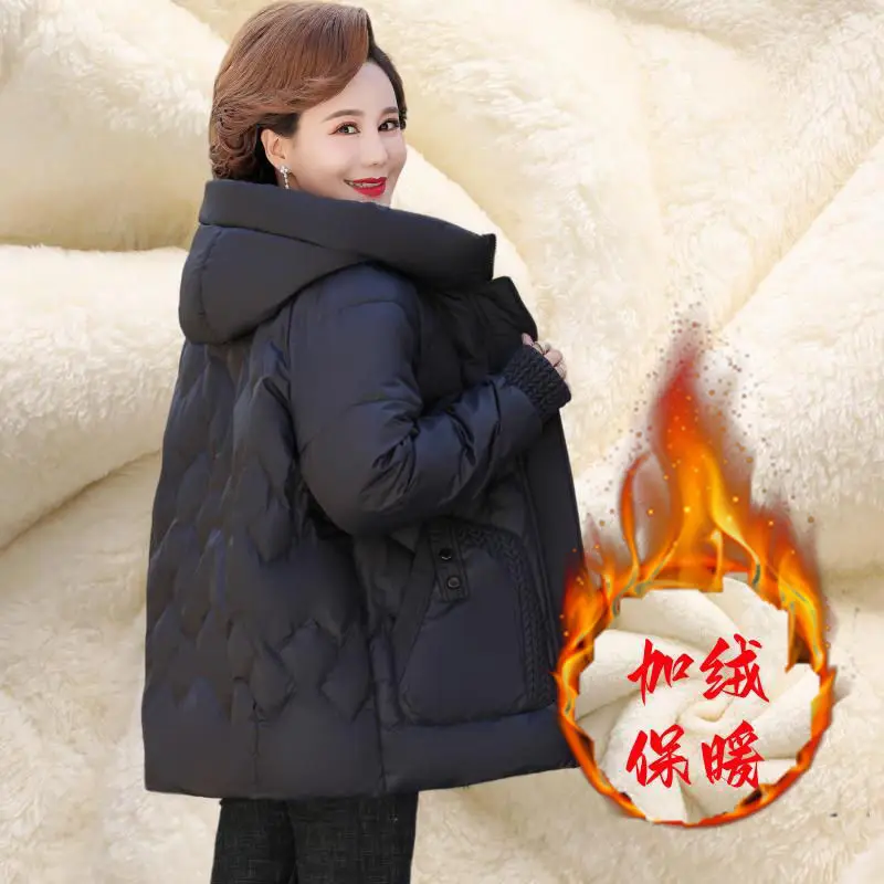 Женская зимняя стеганая куртка на пуговицах с капюшоном T518