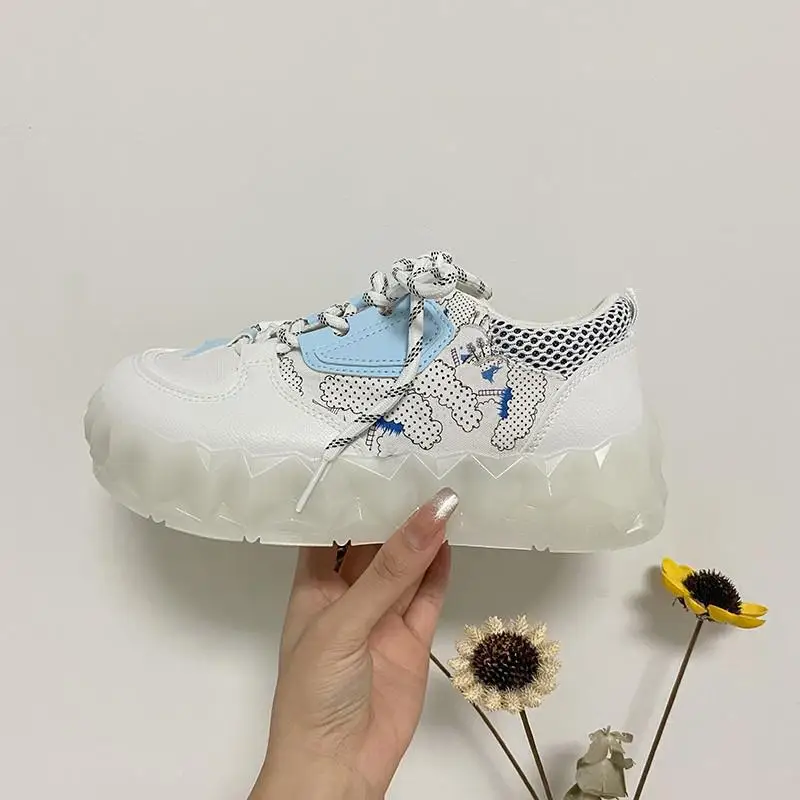 

Голубые кроссовки с прозрачной подошвой, повседневная Роскошная обувь в японском стиле, на платформе, белые, со стразами