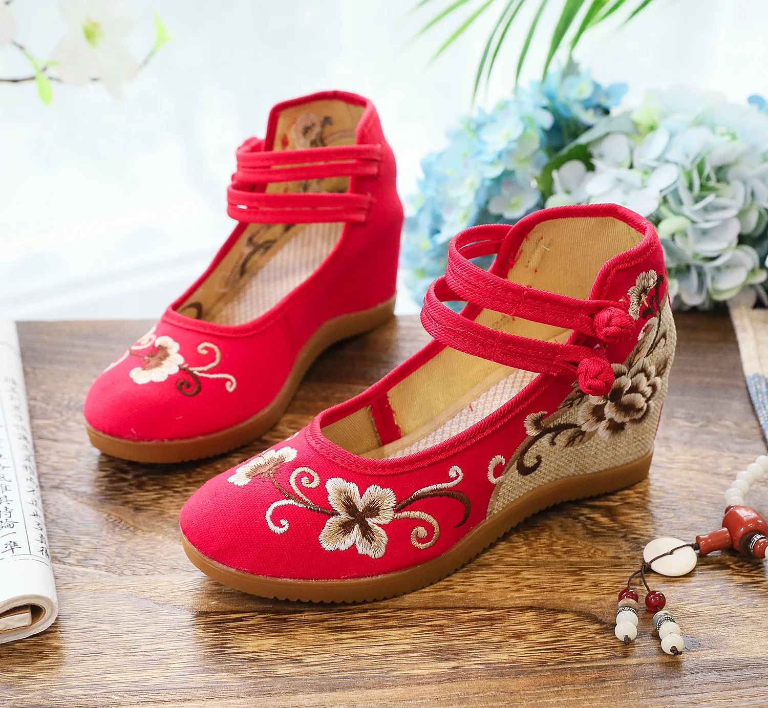 Женские холщовые балетки на шнуровке с вышивкой