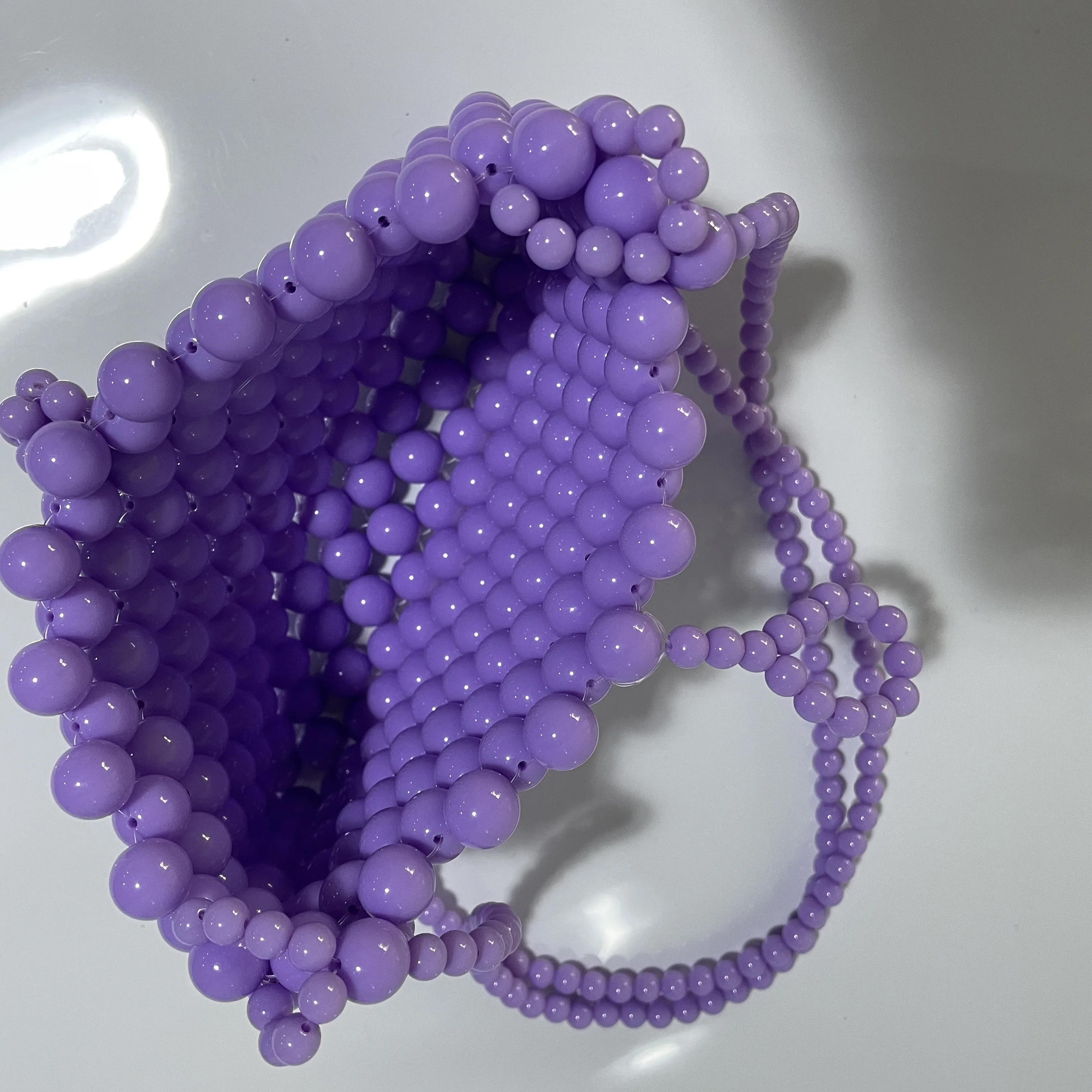 Фиолетовая сумка ручной работы из акрилового бисера яркие бусины портативная