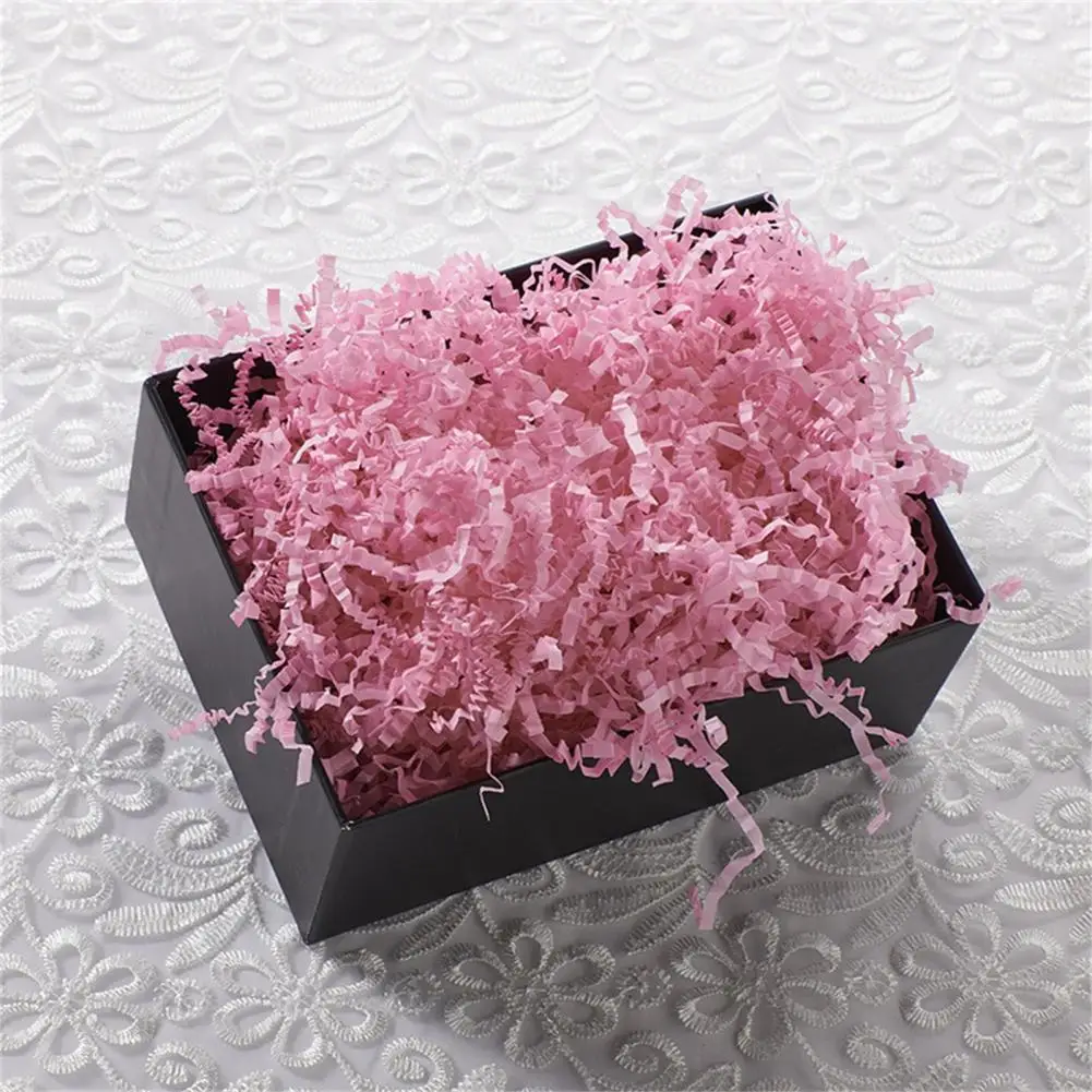 

Декоративный праздничный фон из рафии с измельченными конфетти для дома