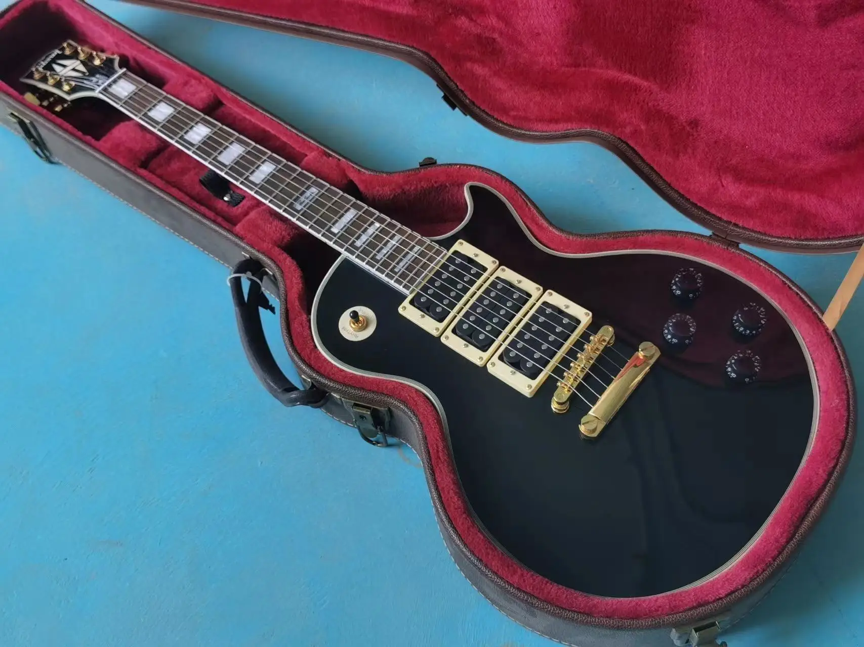 

Custom Electric Guitar with 3 pickups Black color gitaar Rosewood fingerboard