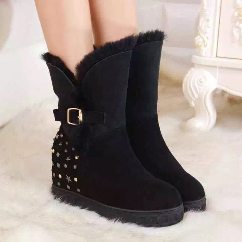 Розовые зимние ботинки с заклепками на танкетке шерстяные меху женские розовые