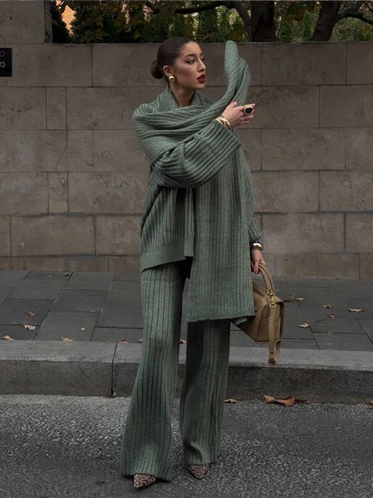 Женский однотонный костюм из свитшота и брюк