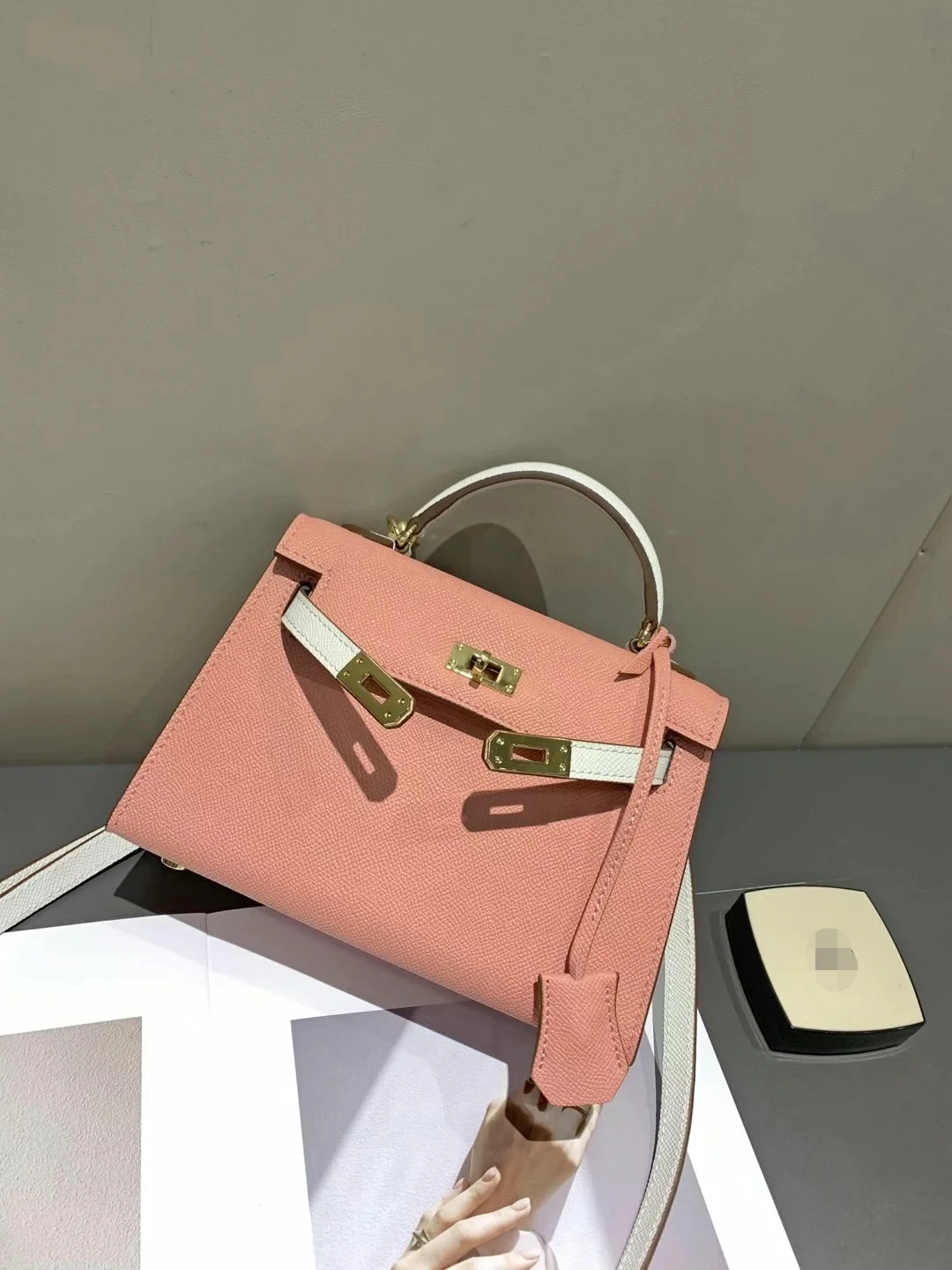 

Temperament bursting ~ leather pink palmprint color matching inclined backpack Joker portable handbag flip lock small cowhide sm