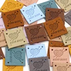 Квадратные кожаные ярлыки, ярлыки ручной работы с сердечком, шариком из пряжи, для одежды, шапок, вязаных изделий сделай сам, аксессуары для одежды, 20 шт.