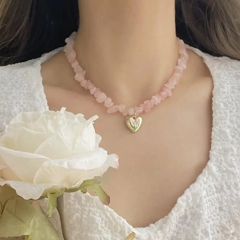 Женское винтажное ожерелье-чокер, Свадебное колье с розовыми бусинами, геометрическим кулоном в форме сердца, 2023