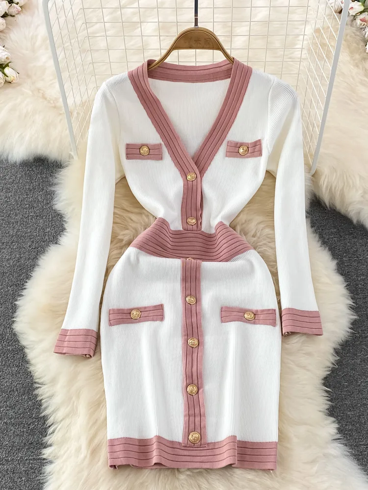 Женское трикотажное платье-свитер с V-образным вырезом и длинным рукавом