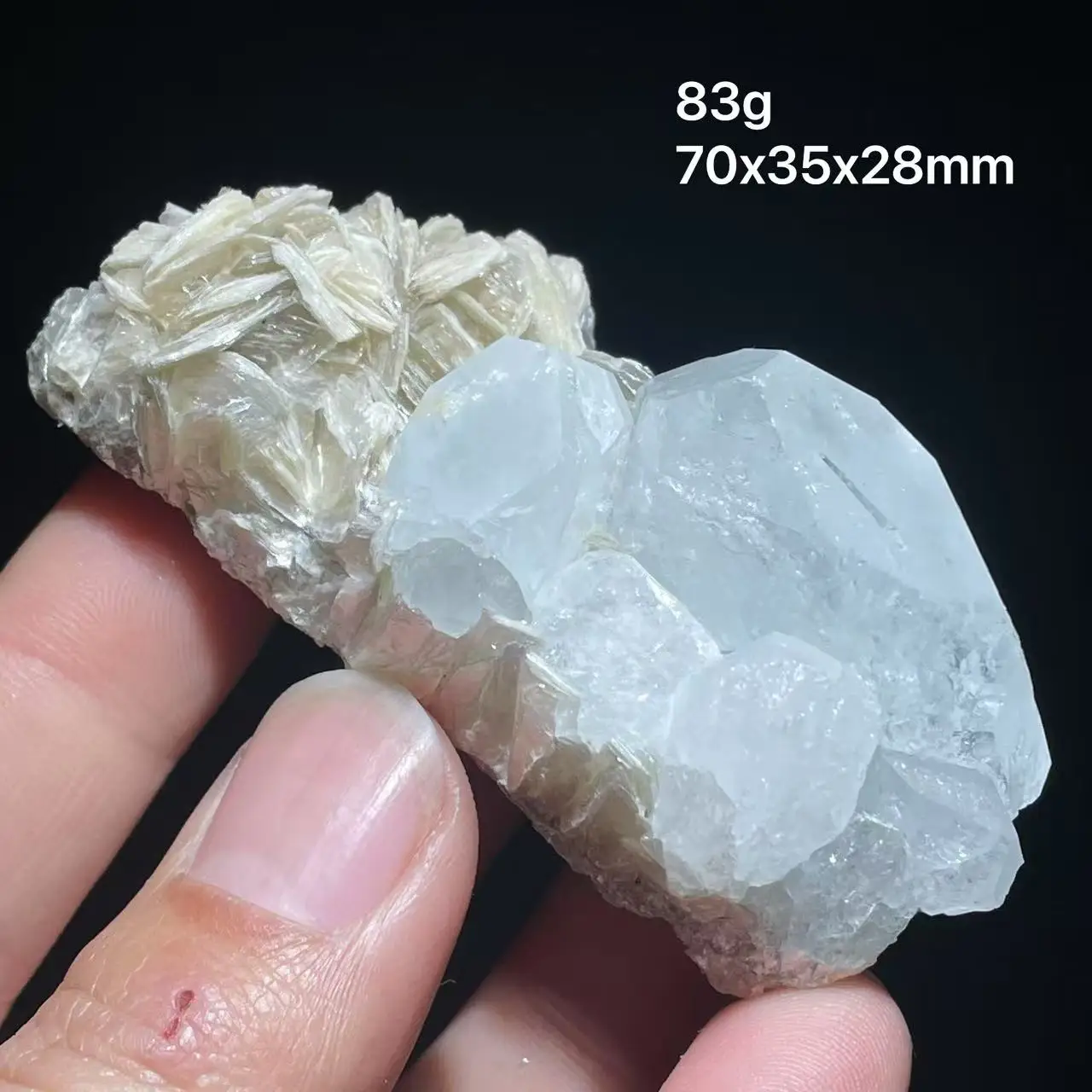 Натуральный минеральный образец аквамарина