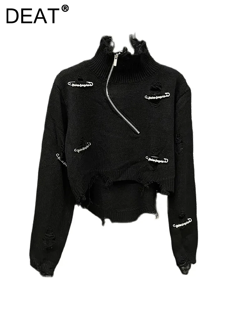 Женская водолазка в стиле пэчворк с рваными отверстиями