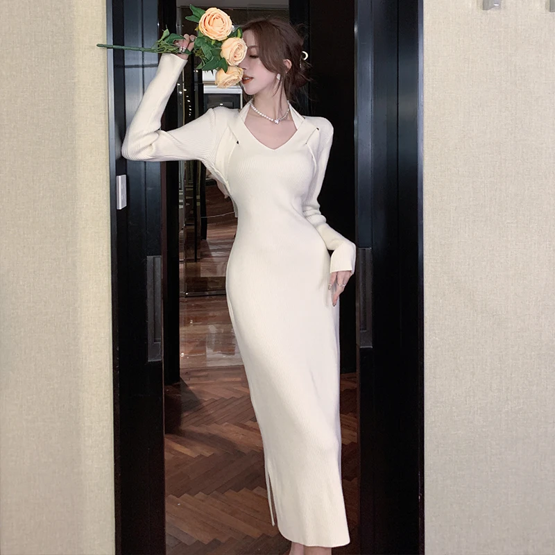 Высококачественное трикотажное платье с разрезом и длинными рукавами во