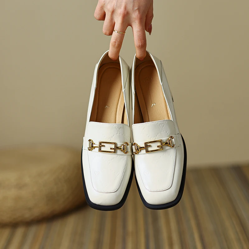 

Ranbetty супер мягкие весенние и осенние из натуральной коровьей кожи квадратный носок металлические украшения офисные женские лоферы на сред...