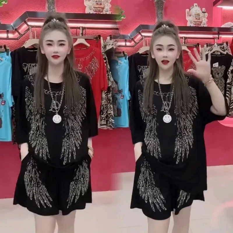 Женская одежда костюм из двух предметов с крупной вышивкой и бриллиантами летний