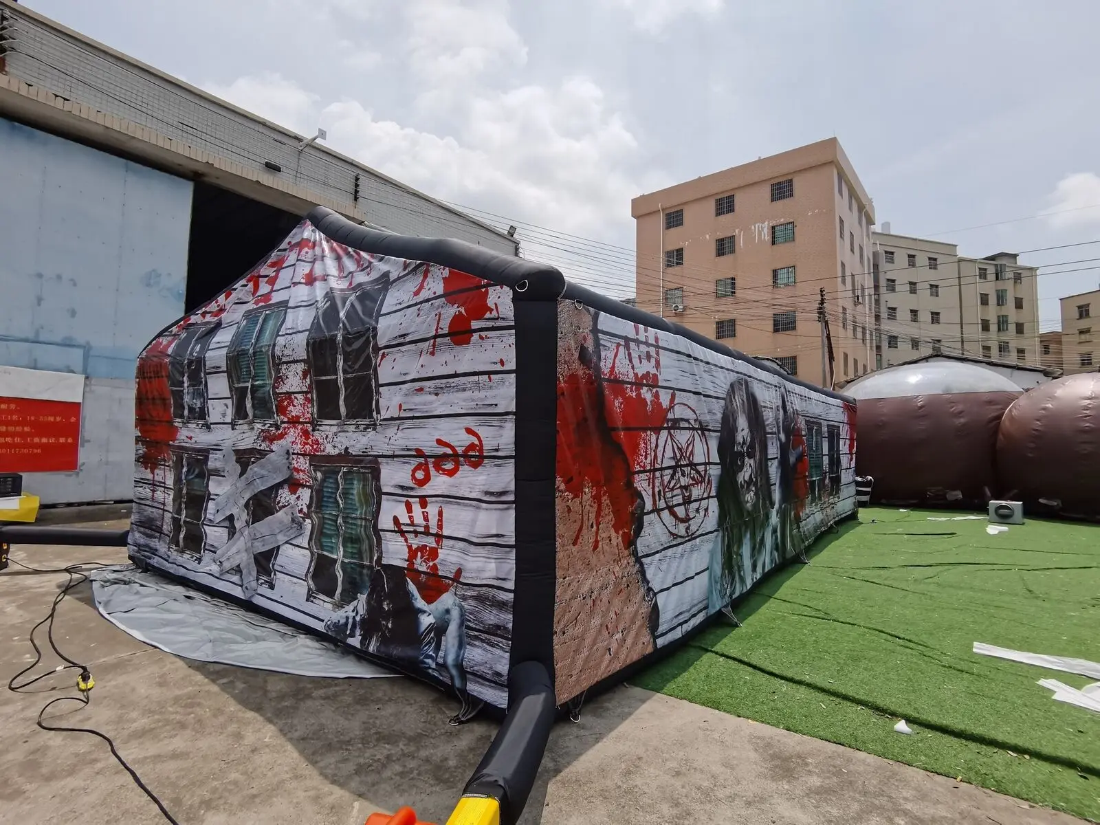 Надувной лабиринт для Хэллоуина