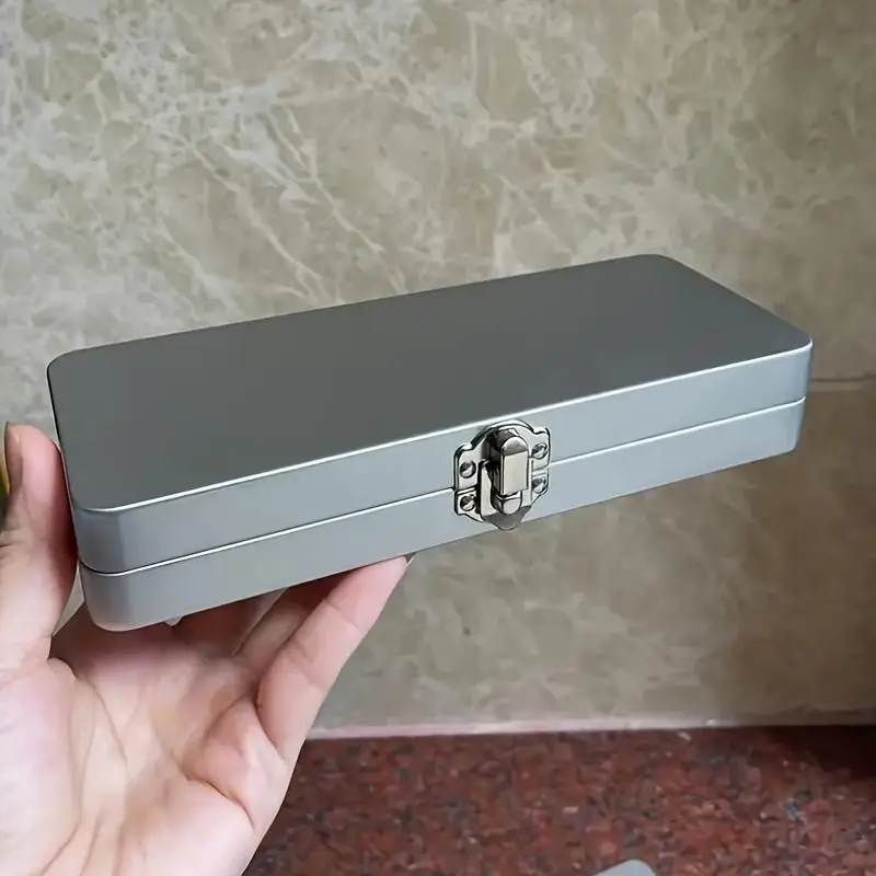 

Серебристый металлический прямоугольный ящик с крышкой