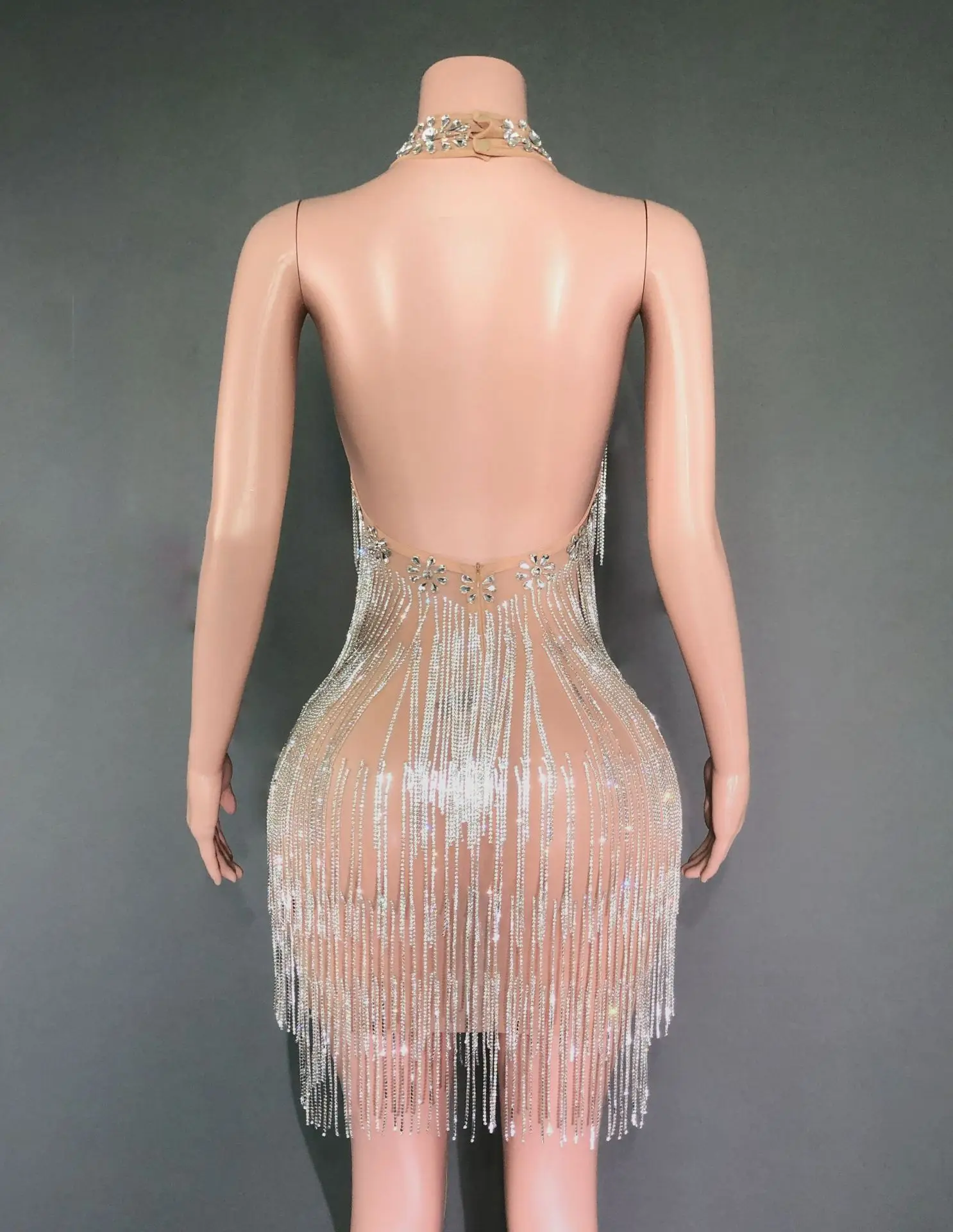 Блестящее платье с серебряными камнями и Белой Кисточкой телесного цвета для